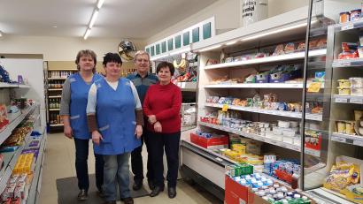 Bild: gi
Aus Altersgründen geben Elisabeth und Johann Bock ihr Lebensmittel-Geschäft zum Jahresende auf. Hier mit den beiden treuen und fleißigen Verkäuferinnen Anita Sachs und Gelinde Glowka (von rechts).