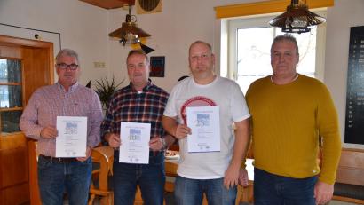 Bild: ak
Das Bild zeigt die Geehrten (von links) Josef Brunner, Walter Traßl, Tobias Kreuzer und Firmeninhaber Max Traßl.