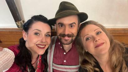 Bild: Privat
Das Bild im Anhang zeigt von links nach rechts:
"Dahoam Is Dahoam"-Star Anita Eichhorn, Ensdorfer Tubist Florian Gröninger und Sängerin Caro Hetényi
Bild: privat