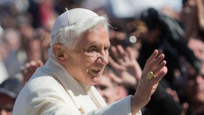 Bild: Michael Kappeler/dpa/Archivbild
Der damalige Papst Benedikt XVI. fährt im Papamobil im Vatikan in Rom.