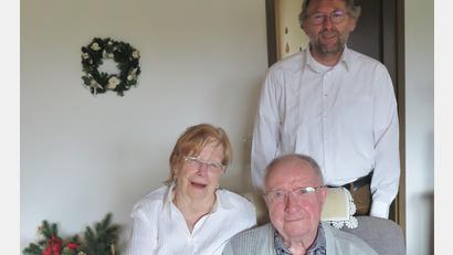 Bild: jzk
Zweiter Bürgermeister Hermann Schraml (hinten rechts) gratulierte Werner Krauße zum 90. Geburtstag. Links im Bild Inge Krauße, mit der der Jubilar seit 65 Jahren verheiratet ist.