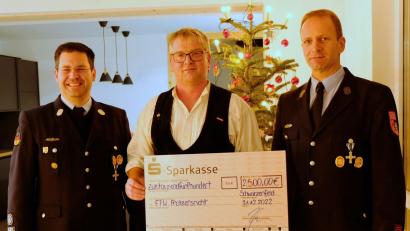 Bild: mab
Firmeninhaber Richard Kurz (Mitte) , überreichte an die Mitglieder der Frotzersrichter Feuerwehr, Dominik Bösl (links) und Jürgen Schanderl (rechts), einen Scheck über 2500 Euro.