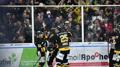 Bild: SignaLight-AP
Die Spieler jubeln, die Fans toben: Der ERSC Amberg schlägt am Freitagabend den alten Rivalen EV Pegnitz.