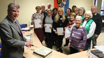 Bild: Hans Prechtl/exb
Im Anschluss an die Sitzung des Seniorenbeirats waren die Mitglieder zu Glühwein und einem Jubiläums-Kuchen eingeladen, der von stellvertretendem Landrat Jakob Scharf (links) angeschnitten wurde.