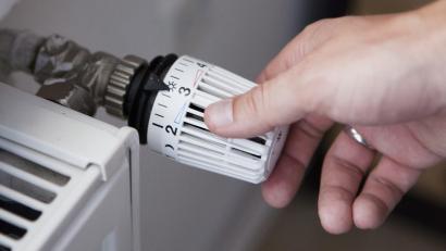 Bild: Silvia Marks/dpa
Die Wohnung so warm heizen, wie man möchte? Wegen der steigenden Energiepreise können sich das längst nicht mehr alle Bürger leisten. Auch die Kosten für Strom und Gas in Wohnungen einiger Baugenossenschaften in Weiden und dem Landkreis Neustadt werden teurer.