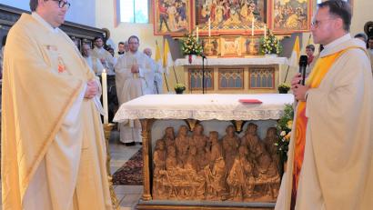 Bild: do
Seit September hat die Pfarrei St. Laurentius einen neuen Stadtpfarrer. Unser Bild zeigt die Amtseinführung von Pater Johannes Bosco durch Dekan Alexander Hösl im Oktober.