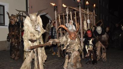 Archivbild: hcz
Bahn frei für die Perchten! Derart gruslige Gesellen geisterten beim "1. Weidener Rauhnachtslauf" vor drei Jahren durch die Altstadt.
