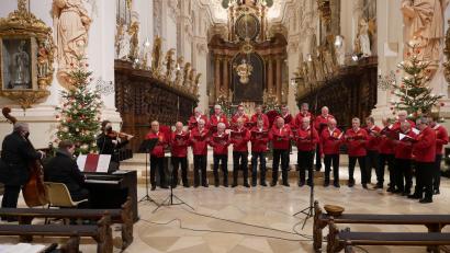 Bild: hmr
Ein stimmungsvolles Weihnachtskonzert bot der Männergesangverein 1865 Waldsassen unter der Leitung von Andreas Sagstetter. Instrumentale Unterstützung leisteten neben Sagstetter an der Orgel Hermann Heinrich mit dem Kontrabass und Stefanie Heinrich mit der Violine.