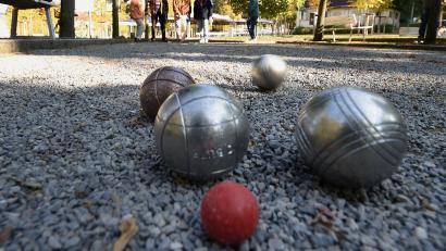 Symbolbild: Holger Hollemann/dpa
Mit einer Bahn für das französische Boule-Spiel könnte nach einer positiven Entscheidung im Stadtrat die Schanze weiter belebt werden.