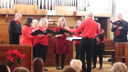 Bild: cog
Mit anspruchsvollen vierstimmigen Chorsätzen zeigte der Spaßchor unter Leitung von Rainer Kilbert, dass Weihnachten mit Heiligabend nicht endet, sondern beginnt.