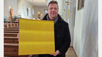 Bild: Thomas Dobler
Pfarrer Markus Meier und eines der Kunstwerke von Astrid Schröder in der Klardorfer Kirche.