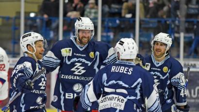 Bild: Gebert
Martin Heinisch (Zweiter von links) bejubelt den Treffer zum 5:0 mit Dennis Thielsch (von links), Tomas Rubes und Kurt Davis.