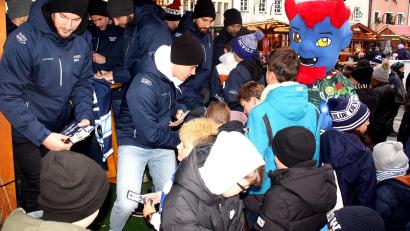Archivbild: R. Kreuzer
Anfang Dezember gaben die Blue Devils Autogramme in der Weidener Fußgängerzone. Gibt es bald wieder einen solchen Auflauf - dann zur Aufstiegsfeier?