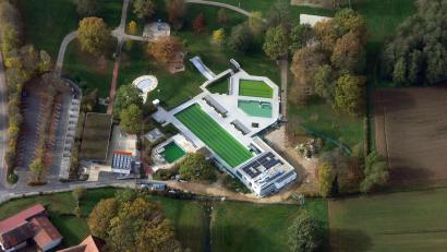 Bild: Bernd Georgi
Das Nichtschwimmer-Areal (die zwei Becken rechts) sind schon saniert, auch das große Schwimmerbecken mit der angebauten Wärmehalle. Das Springerbecken (links) steht im kommenden Jahr an, genau wie die Erweiterung des Spiel- und Sportbereichs (weiße Fläche oben rechts im Bild) sowie die Wege zur Wärmehalle und zu den Liegewiesen.