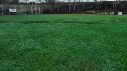 Bild: Polizeiinspektion Eschenbach/exb
Ein Unbekannter drehte Runden auf dem Fußballfeld des SC Eschenbach. Die Polizei ermittelt.