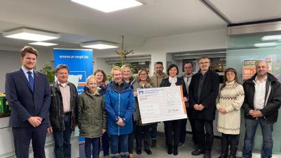 Bild: njn
Strahlende Gesichter bei der Übergabe des Geldes aus dem Gewinnspartopf in der Geschäftsstelle. Auf dem Bild Geschäftsstellenleiter Alexander Goblirsch (links) mit den Vereinsvertretern.