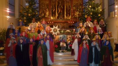 Archivbild: mtm
Zum bisher letzten Mal waren diese Ministranten, Kommunionkinder und andere Jugendliche 2020 als Sternsinger in Rosenberg unterwegs. Drei Jahre hat es gedauert, bis das wieder in gewohnter Weise möglich ist.