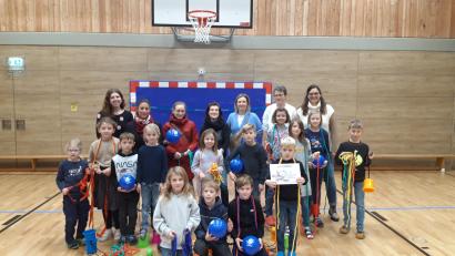 Bild: fz
Große Freude herrschte bei den Kindern, die stellvertretend für ihre Mitschüler die Pausenspiele in Empfang nahmen.