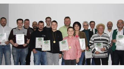 Bild: Michael Gerschau/exb
Die Vereinsmeister 2023 (von links) Stefan Pregler, Alexander Nowak, Michael Gerschau, Sascha Helgert, André Klose, Pascal Pregler, Fabian Beer, Bernhard Beer, Alexander Beer, Marina Beer, Doris Wittmann, Manfred Kraus, Tatjana Mathes, Andreas Wittmann und Alois Helgert.