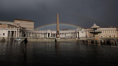 Archivbild: Alessandra Tarantino/dpa
Ein Regenbogen leuchtet über dem leeren Petersplatz im Vatikan.