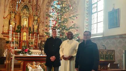 Bild: amö
Kirchenpfleger Michael Brandl (rechts) und KLJB Vorsitzender Thomas Ebner übergeben den Scheck an Pfarrvikar Emmanuel