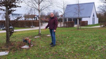Bild: Stadt Kemnath/exb
Der Leiter der Friedhofsverwaltung, Martin Graser, zeigt die Baumgräber auf dem Kemnather Friedhof.