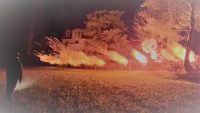 Bild: gz
Schützenmeister Thomas Ziegler (vorne) gab den 14 Schützinnen und Schützen das Kommando „Gebt Feuer!“.