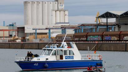 Bild: Heiko Becker/dpa
Taucher mit Sonar, Leichenspürhunde und Sonarboote suchten nach einer vermissten Schwangeren im Nürnberger Hafen.