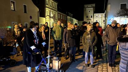 Bild: rha
Interessiert lauschen die Teilnehmer an der Stadtführung den Berichten von Nachtwächter Josef Eierer alias Tschung. Am Weihertor in der Herrengasse geht es unter anderem um Pflegschloss, Stolpersteine und Spione.