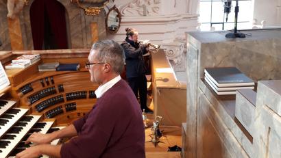 Bild: pz
Andreas Wimmer am großen Orgelspieltisch in der Basilika, im Hintergrund Trompeter Xaver Maria Himpsl.