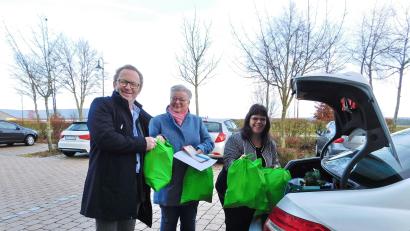 Archivbild: whü
Diakon Klaus Lobenhofer (links) half auch bei der jährlichen Weihnachtspäckchenaktion von Dolores Longares-Bäumler und Heidi Lauterbach mit.
