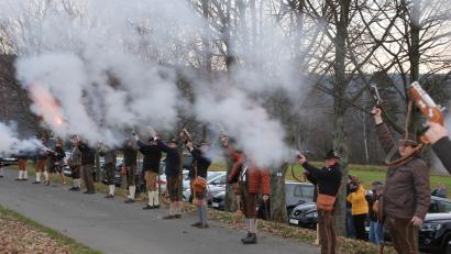 Bild: kro
Ein spektakuläres Böllerschießen wurde am Neujahrstag von den Ottengrüner Böllerschützen beim Grenzlandturm geboten.