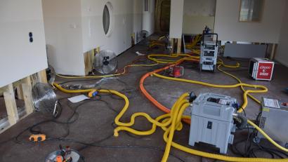 Bild: fla
Noch laufen Ventilatoren und Bautrockner auf Hochtouren im Krippenanbau. Dei einer erneuten Messung des Gutachters am 9. Januar entscheidet sich, ob mit dem Wiederaufbau begonnen werden kann.