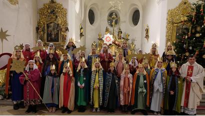 Bild: le
40 Sternsinger sendete Pfarrer Max Früchtl im Gottesdienst an Neujahr aus.
