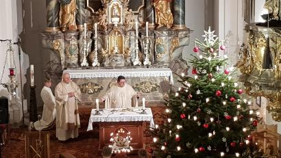 Bild: gi
Pfarrer Udo Klösel hielt mit Diakon Herbert Sturm an Silvester den Festgottesdienst. Musikalisch begleitet vom Bläser-Ensemble unter Leitung von Franz Sturm und an der Orgel Lena Putzer.