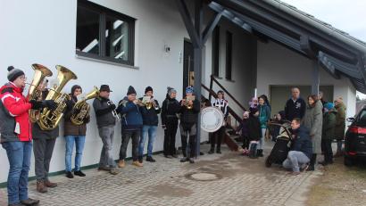 Bild: soj
Die Fichtelgebirgskapelle Ebnath brachte musikalischen Neujahrswünsche von Haus zu Haus.
