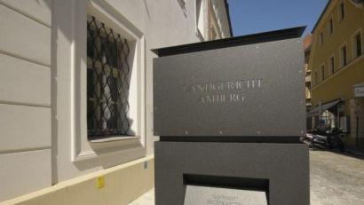 Bild: Petra Hartl
Das Landgericht Amberg hat einen Mann verurteilt, der immer wieder mit dem Gesetz in Konflikt geraten war. Selbst dann, als er längst im Gefängnis saß.