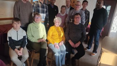 Bild: soj
Im Kreise von Freunden, Bekannten und Verwandten feierte Gertrud Siart (vorne, Dritte von links) ihren 90. Geburtstag.