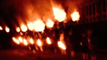 Bild: bkr
Grelle Lichter blitzten auf, als die Böllerschützen ihre Salven abfeuerten.