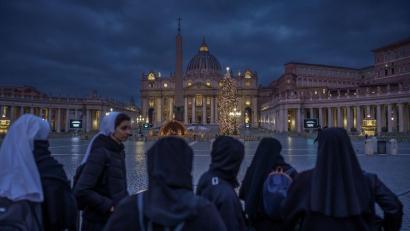 Bild: Michael Kappeler/dpa
Gläubige warten in den frühen Morgenstunden auf den Einlass, um den Leichnam des verstorbenen emeritierten Papst Benedikt XVI. zu sehen.