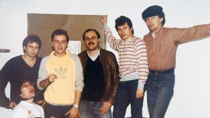 Bild: R. Kreuzer
Über den Auftritt der Spider Murphy Gang freute sich Lothar Höher (Mitte) 1983 besonders. Die Münchener spielten im Jahr drauf noch einmal in Weiden.