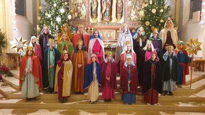 Bild: Beer, Richard
Die beteiligten Sternsinger des Aussendungsgottesdienstes am Neujahrstag.
