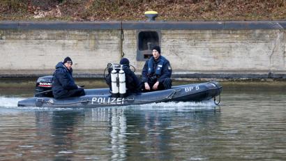 Archivbild: Heiko Becker/dpa
Taucher suchen mit Sonar im Nürnberger Hafen nach der vermissten 39-Jährigen in Nürnberg.