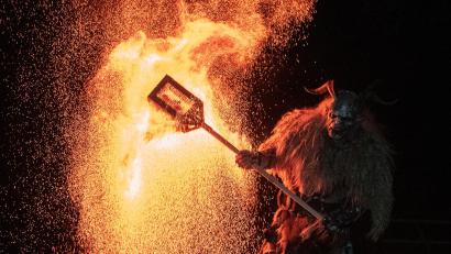 Bild: Stoapfalz Deifl´n /exb
Sie kommen mit Feuer und bringen Schrecken. Ein Stoapfalz Deifl schwenkt eine riesige Fackel während der Proben für den „2. Weidener Raunachtslauf“ am Freitag.