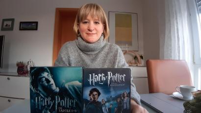 Bild: Kunz
"Harry Potter und der Feuerkelch". Veronica Ellerbeck mit der DVD-Box des Films, bei dem ihr einstiger Gastvater Regie geführt hat.