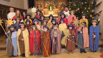 Bild: do
Mit der Aussendung der Sternsinger setzt die Pfarrei eine lange Tradition fort, den Segen Gottes in die Häuser zu bringen und Geld für die Kinder in armen Ländern zu sammeln.