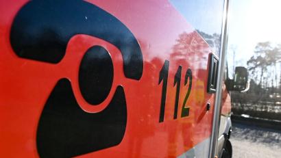 Bild: Jens Kalaene/dpa/Symbolbild
Der Schriftzug 112 für die Notrufnummer steht auf einem Rettungswagen.