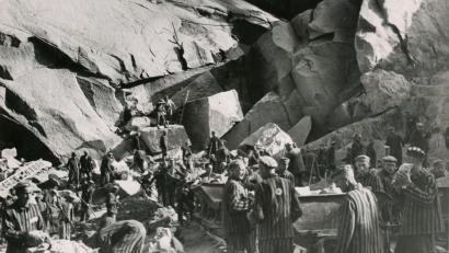 Archivbild: Niederländisches Institut für Kriegsdokumentation.
Das SS-Foto von 1942 zeigt Häftlinge im Steinbruch des damaligen Konzentrationslagers Flossenbürg. Auch Ernst Nonnenmacher wurde hier geschunden.