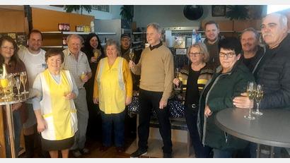 Bild: ld
Freunde und Bekannte stießen am letzten Tag der Bäckerei Pürner mit Heidi und Albert (Dritte und Vierter von links) an, um damit ihren Dank für die jahrzehntelange gute Versorgung zum Ausdruck zu bringen. Mit dabei waren Bürgermeister Bernhard Schindler (Zweiter von rechts) und Kinderhausleiterin Michaela Schmidt (Fünfte von links).