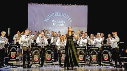 Bild: abi
Premiere als Dirigentin der Marktredwitzer Blasmusik: Nadja Rippert gibt dem Orchester neuen Schwung und Inspiration - vom ersten Ton an bis zum Rausschmeißer, dem Radetzky-Marsch.